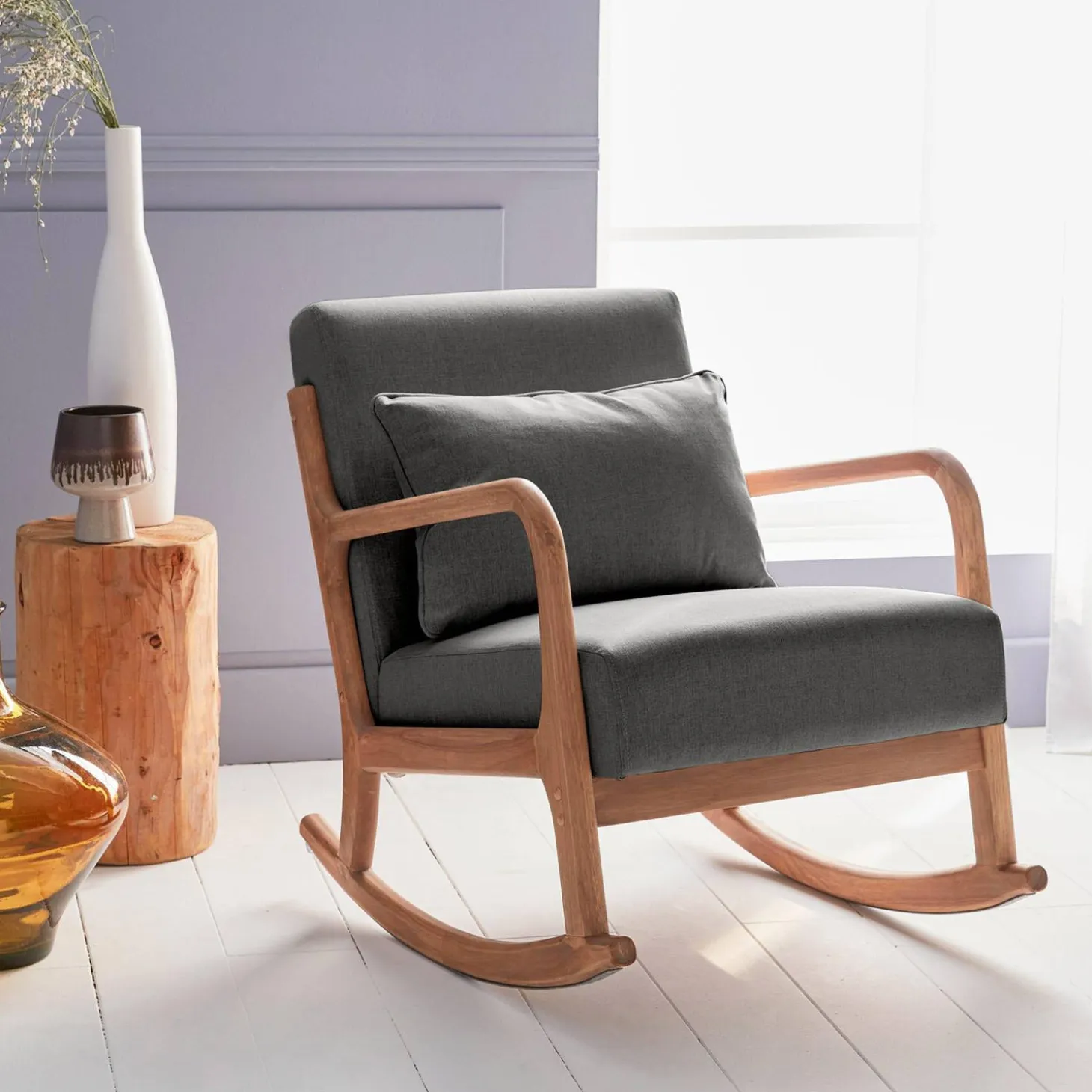 Scandinavische schommelstoel van hout en stof