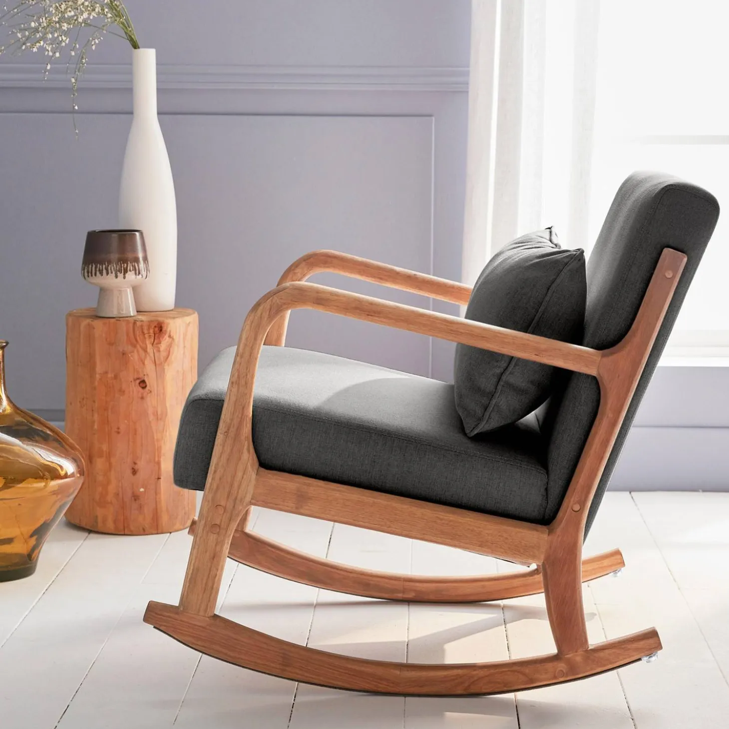 Scandinavische schommelstoel van hout en stof