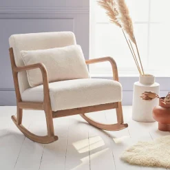 Scandinavische schommelstoel naturelkleurig hout en bouclé