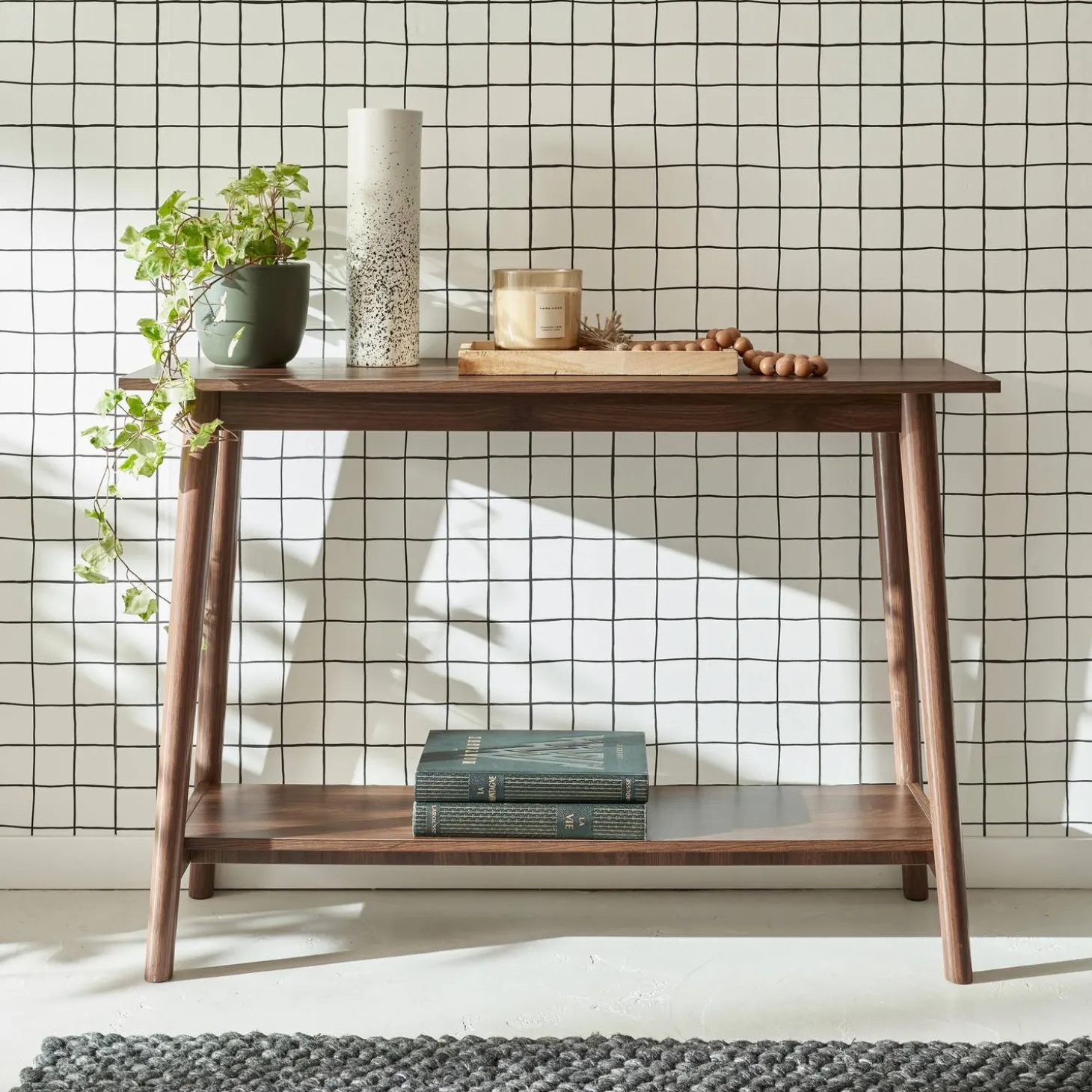 Scandinavische sidetable met walnotenhoutdecor