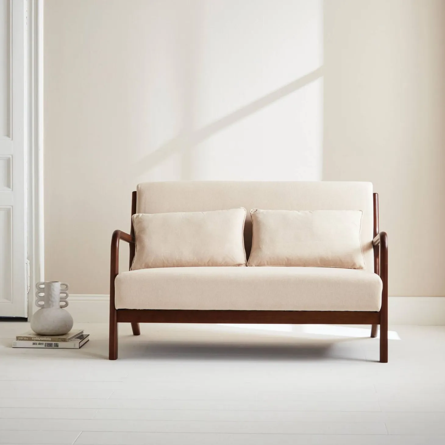 Scandinavische 2-zitsbank walnootkleurig hout en stof