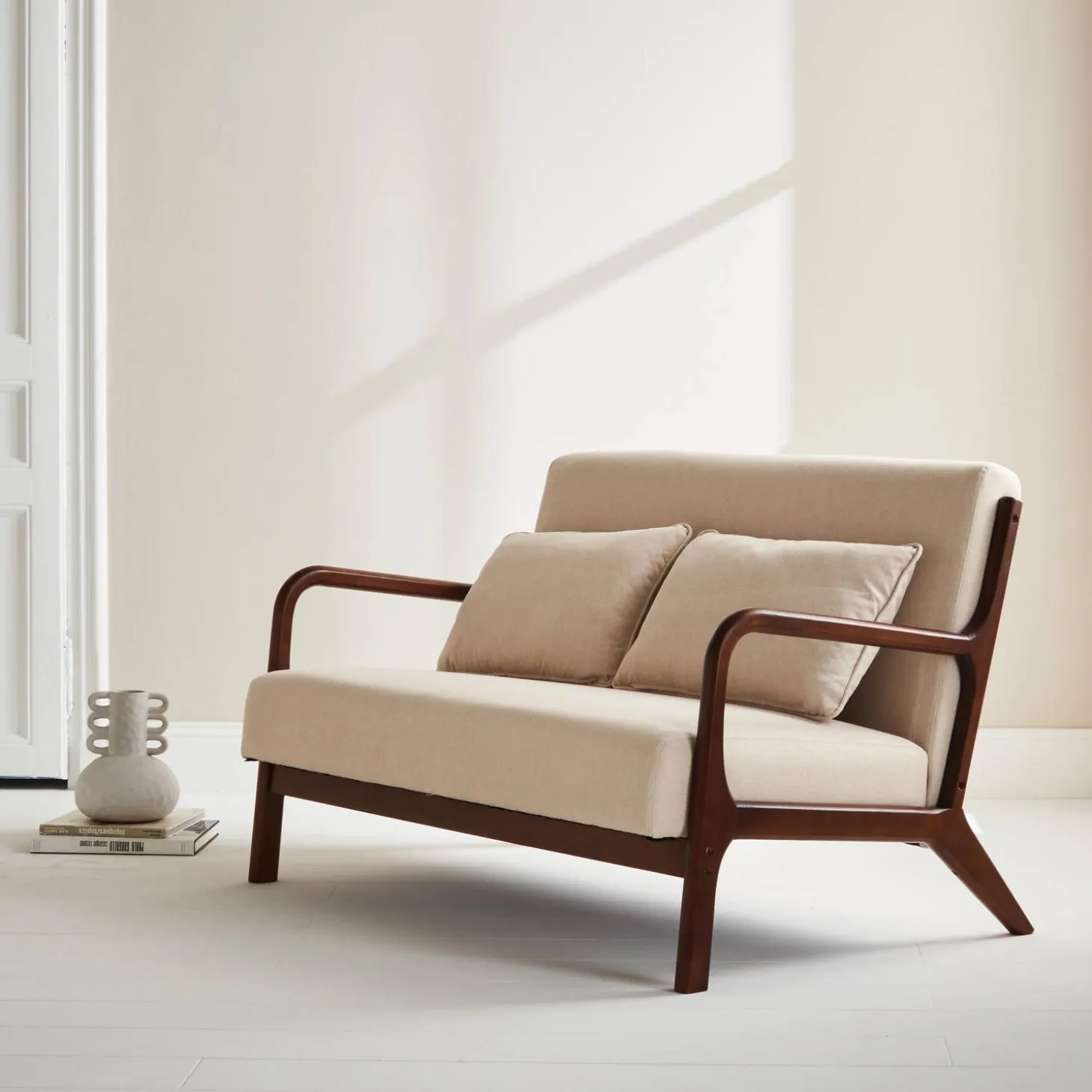 Scandinavische 2-zitsbank walnootkleurig hout en stof