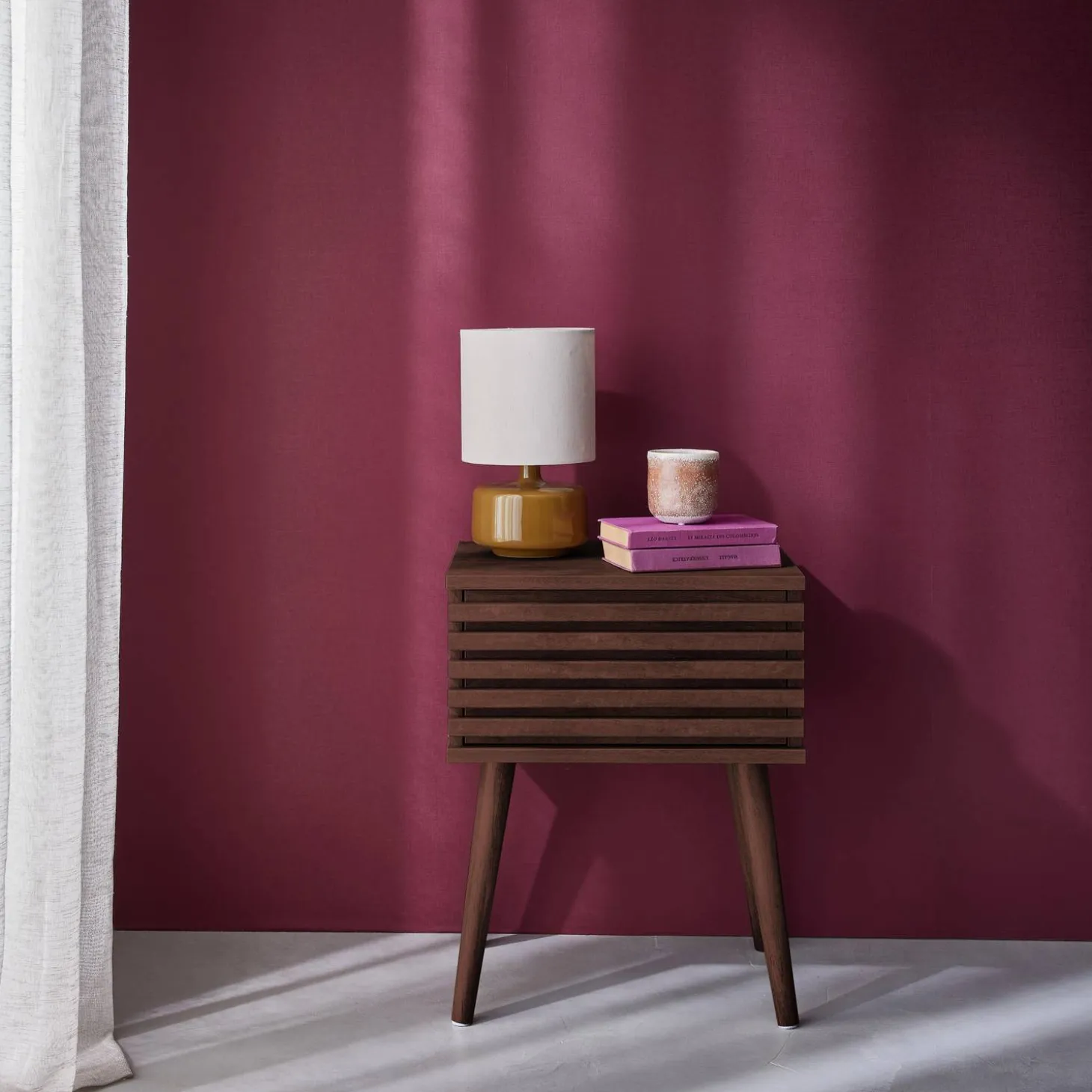 Scandinavisch nachtkastje in gegroefd houtdecor