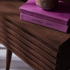 Scandinavisch nachtkastje in gegroefd houtdecor