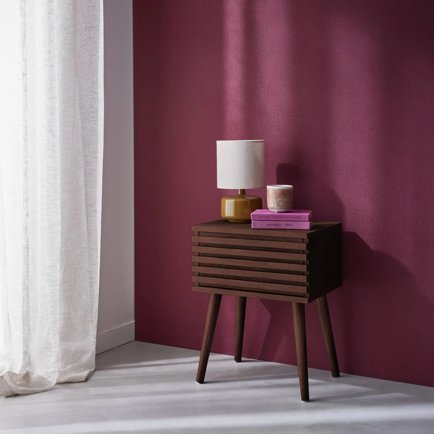 Scandinavisch nachtkastje in gegroefd houtdecor