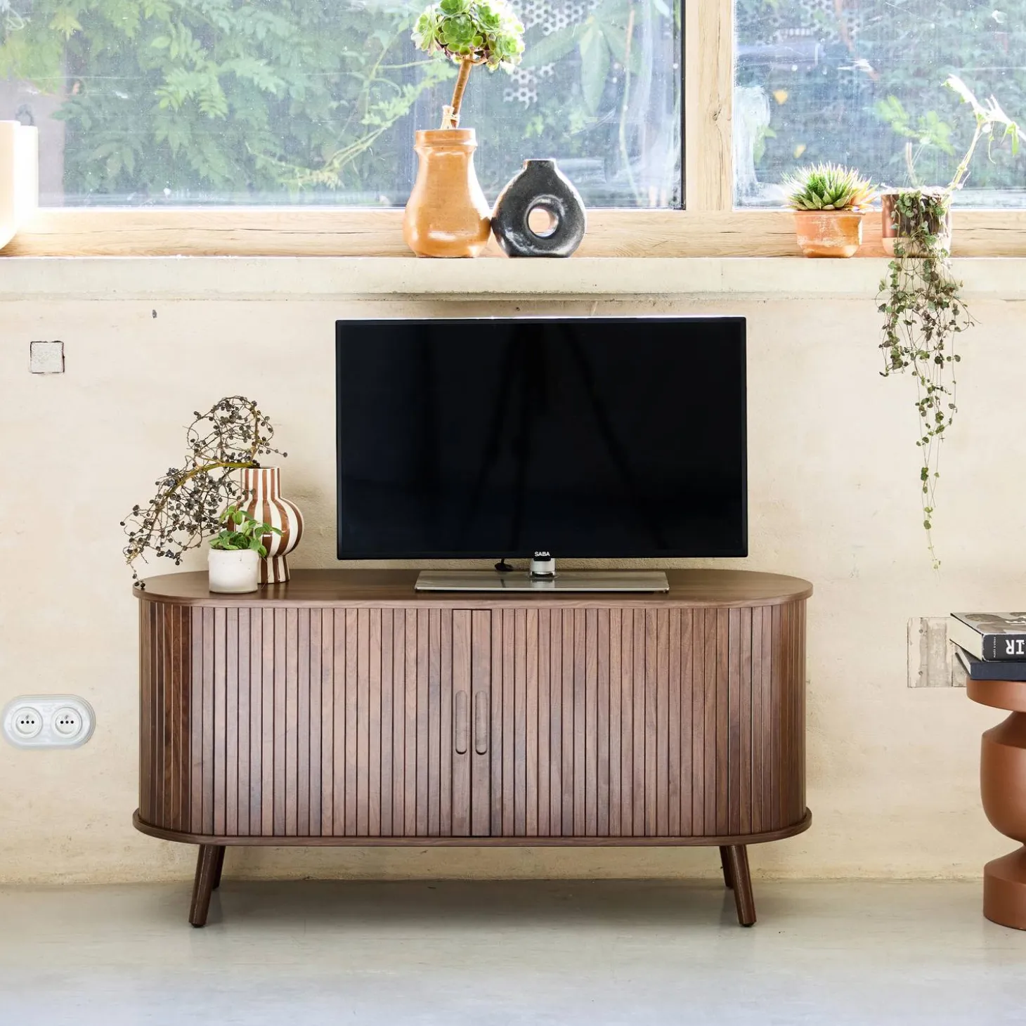 Scandinavisch TV-meubel met 2 gegroefde schuifdeuren met houteffect, 120cm