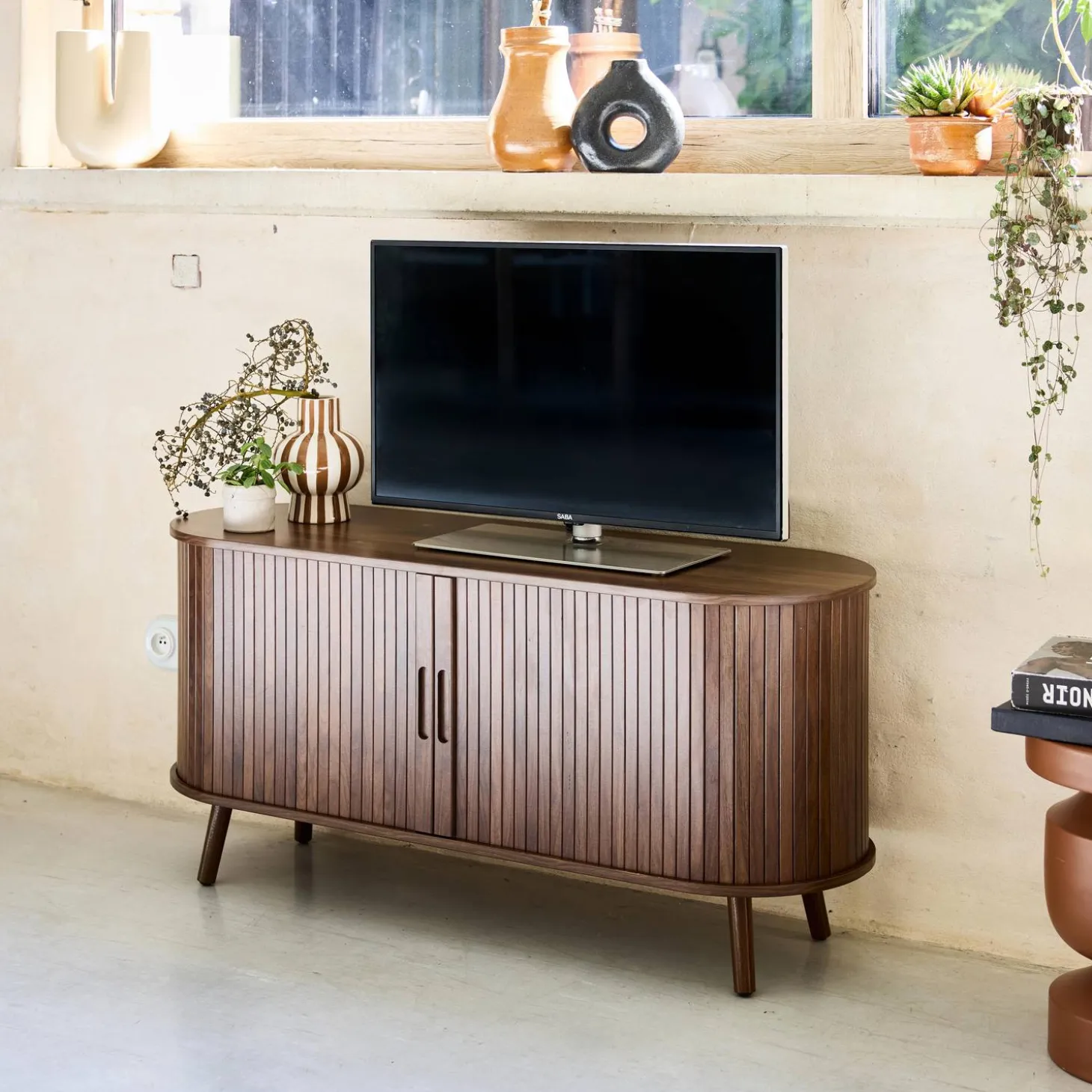 Scandinavisch TV-meubel met 2 gegroefde schuifdeuren met houteffect, 120cm