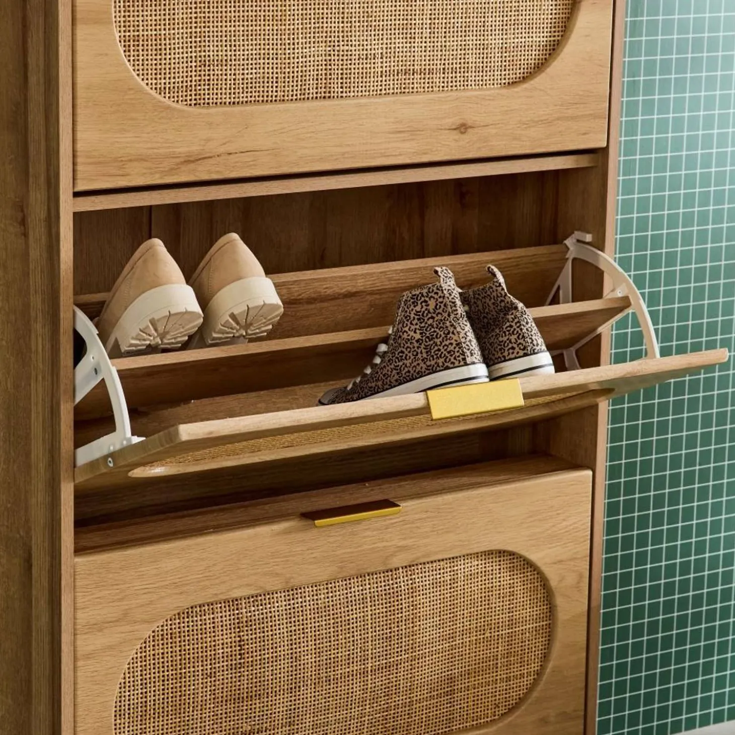 Schoenenkast 3 kleplades houtlook en rotan 75cm