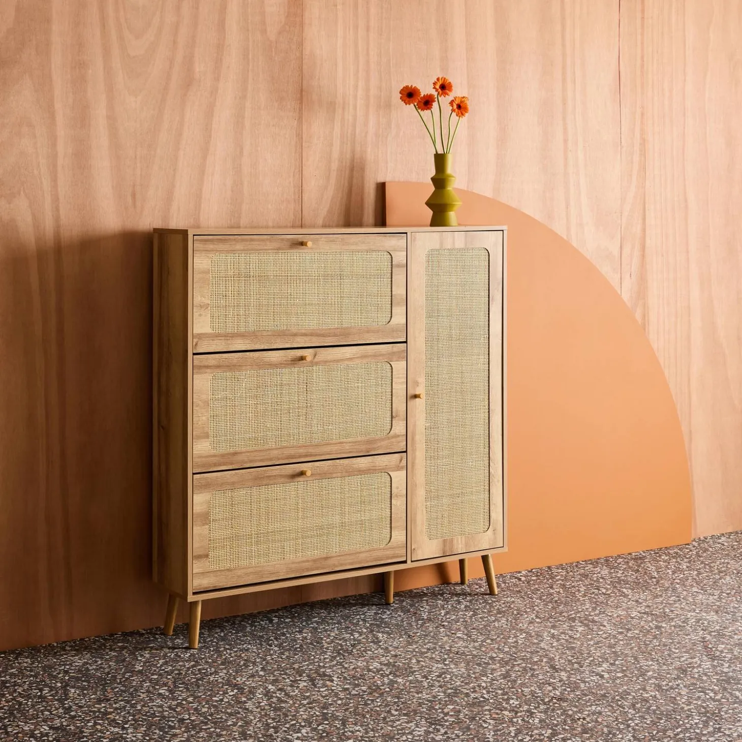 Schoenenkast met 3 kleplades en 1 deur houtdecor en rotan 120cm