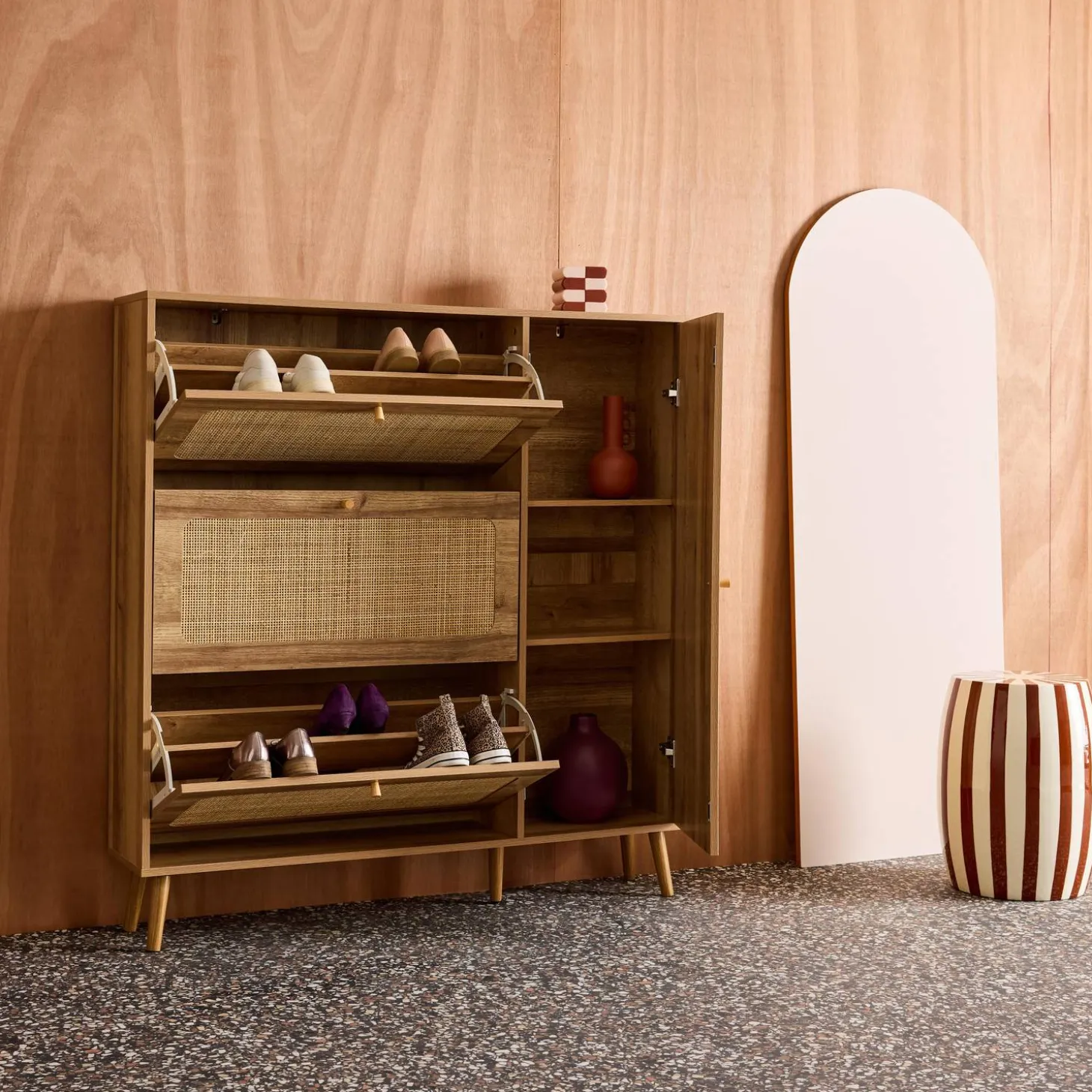 Schoenenkast met 3 kleplades en 1 deur houtdecor en rotan 120cm