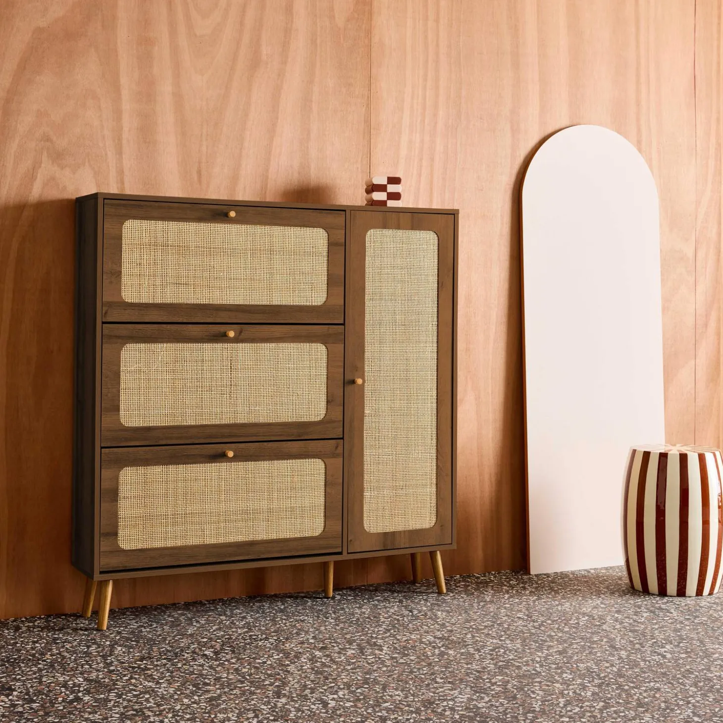 Schoenenkast met 3 kleplades en 1 deur houtdecor en rotan 120cm