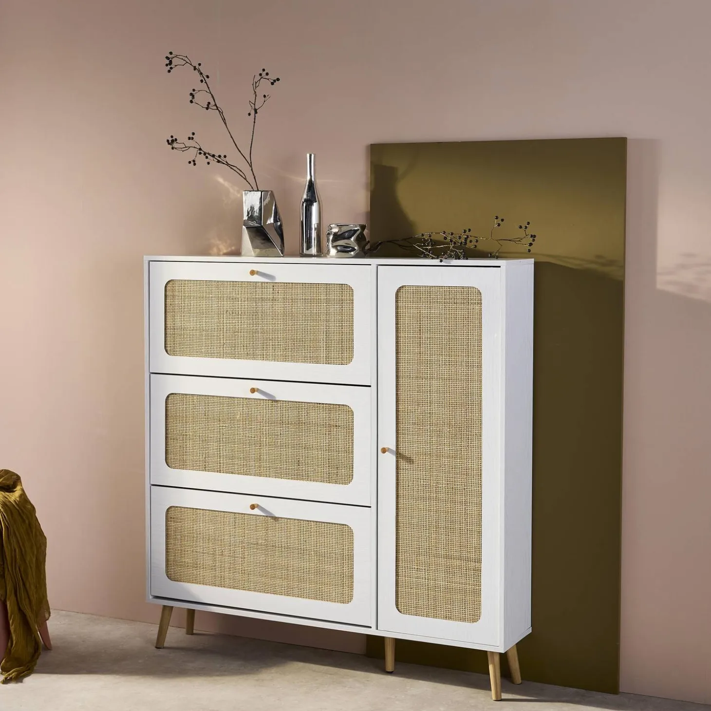 Schoenenkast met 3 kleplades en 1 deur houtdecor en rotan 120cm