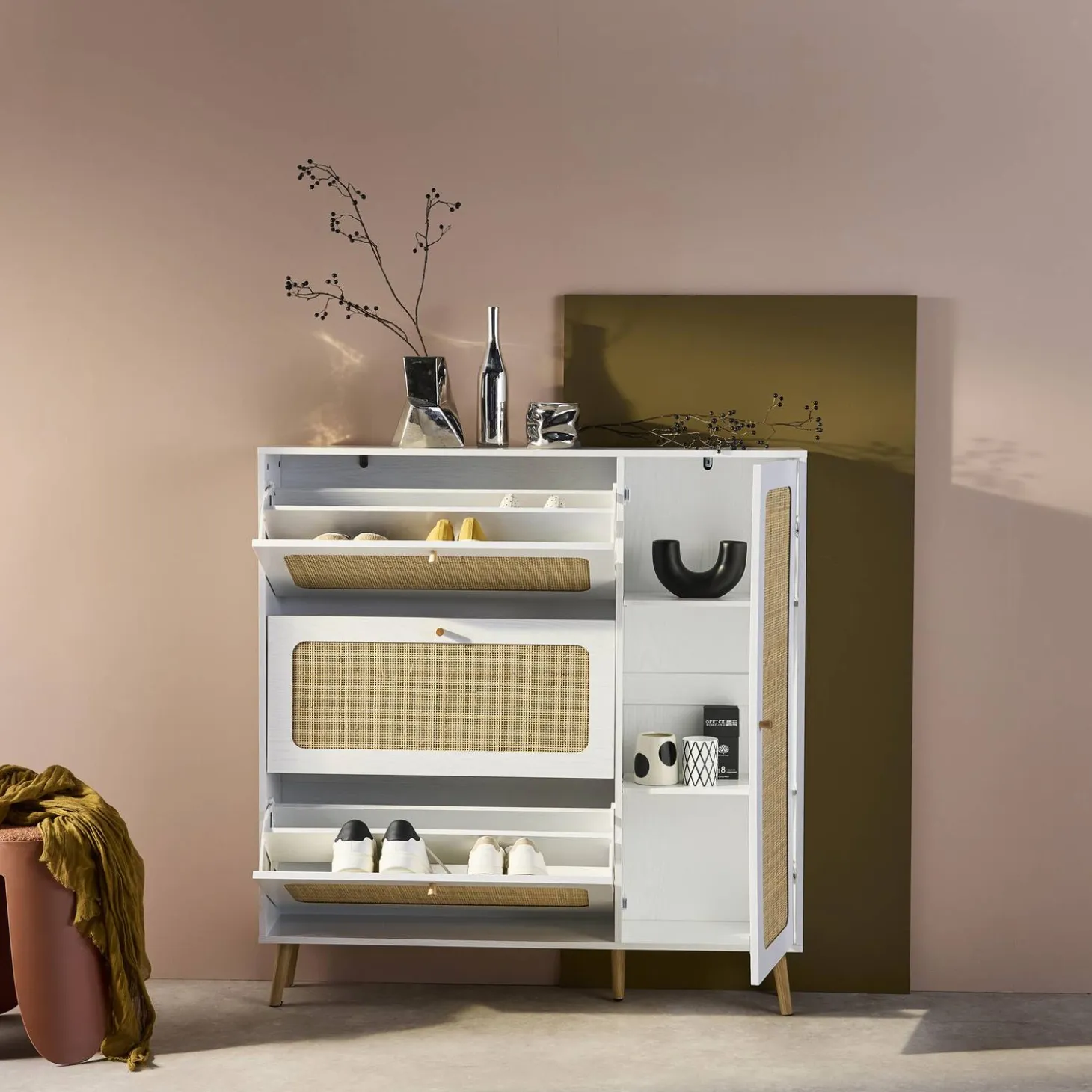Schoenenkast met 3 kleplades en 1 deur houtdecor en rotan 120cm