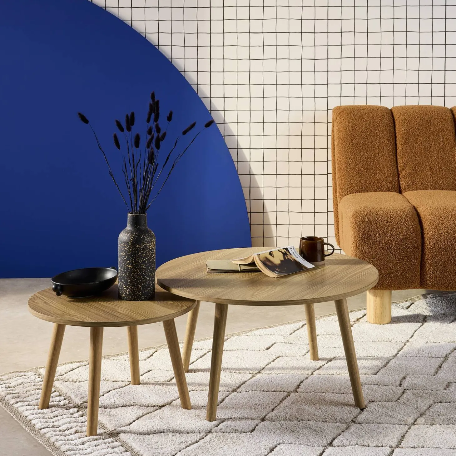 Set van 2 ronde salontafels in walnootkleurig hout