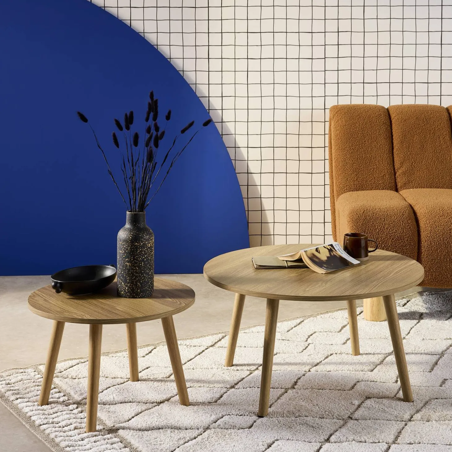 Set van 2 ronde salontafels in walnootkleurig hout