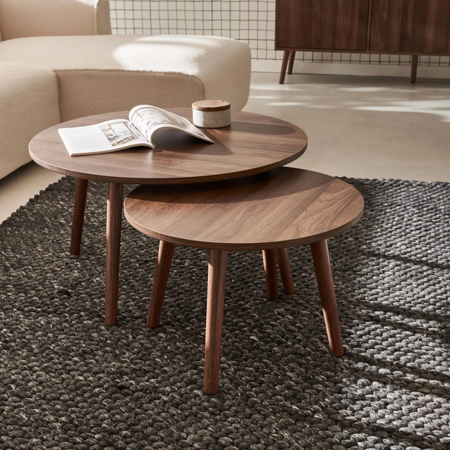 Set van 2 ronde salontafels in walnootkleurig hout