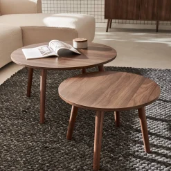 Set van 2 ronde salontafels in walnootkleurig hout