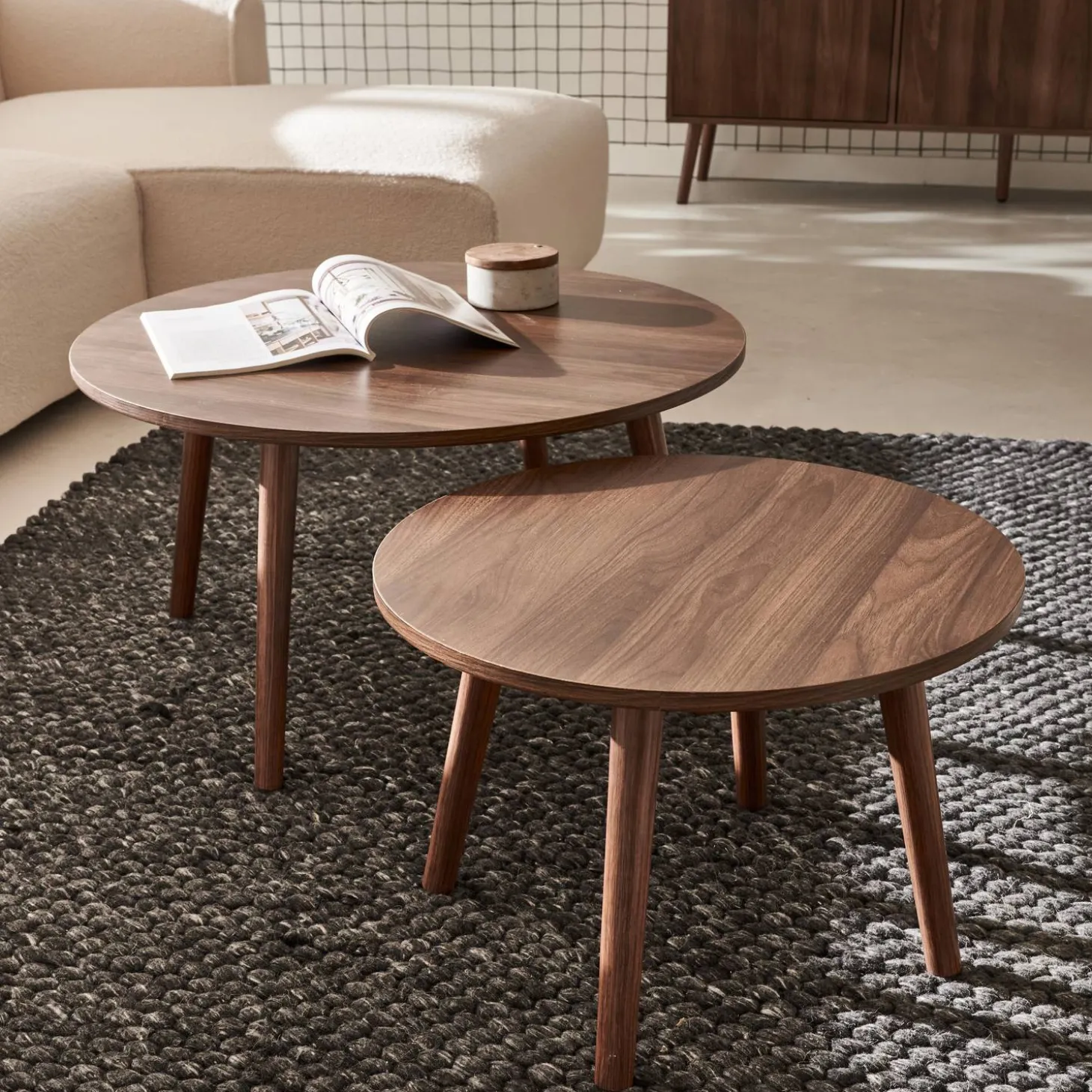 Set van 2 ronde salontafels in walnootkleurig hout
