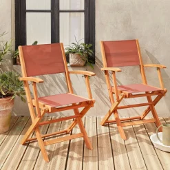 Set van twee houten armstoelen