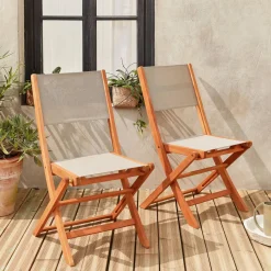 Set van twee houten klapstoelen