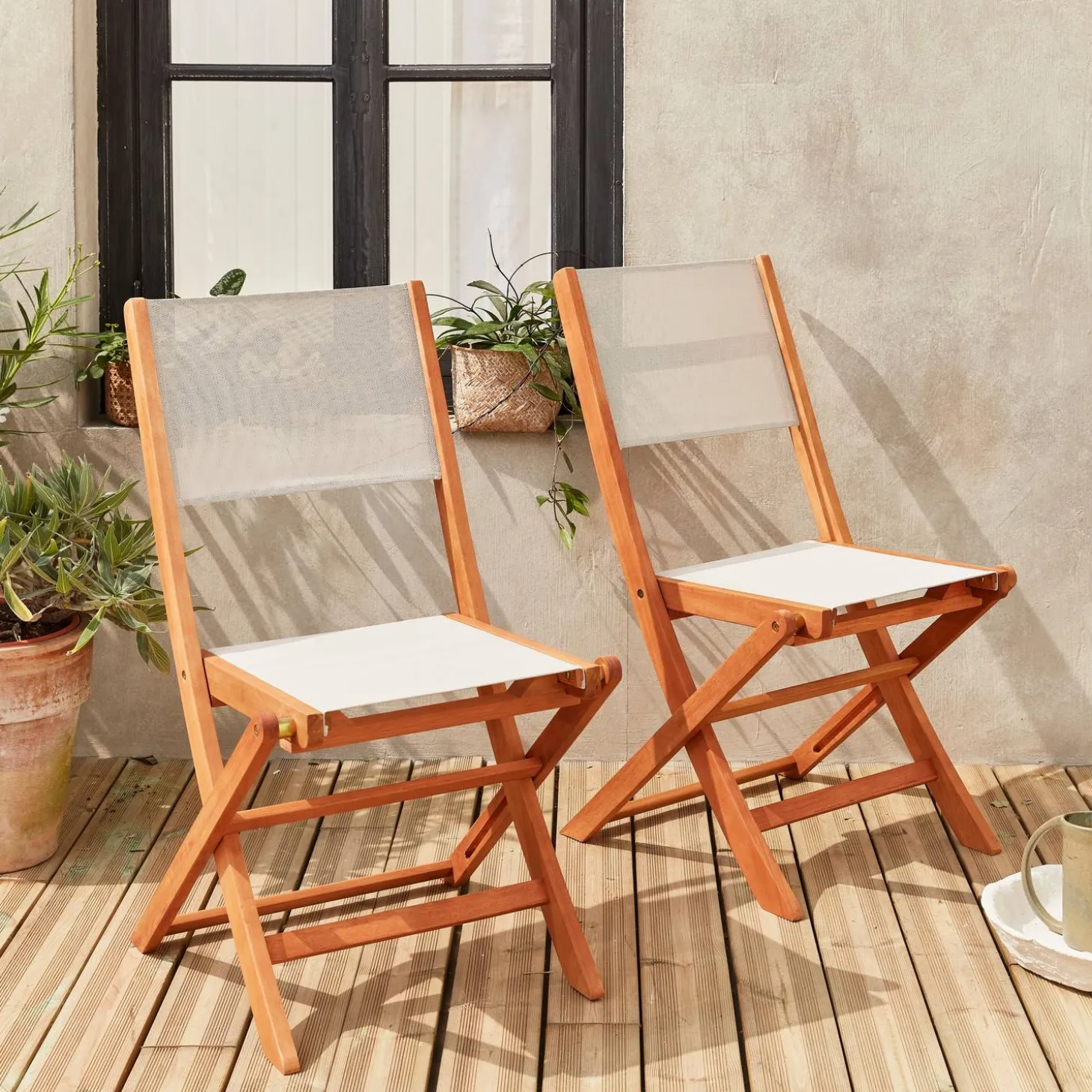 Set van twee houten klapstoelen
