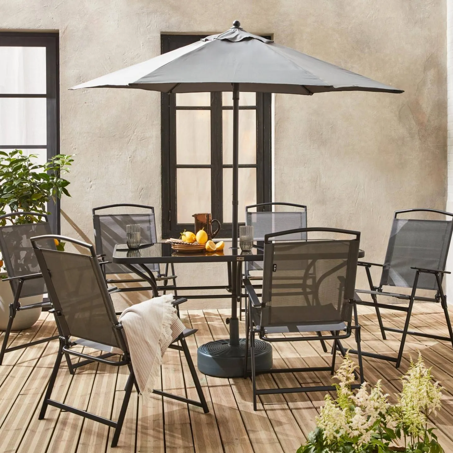 Stalen tuintafel, 6 fauteuils en 1 parasol