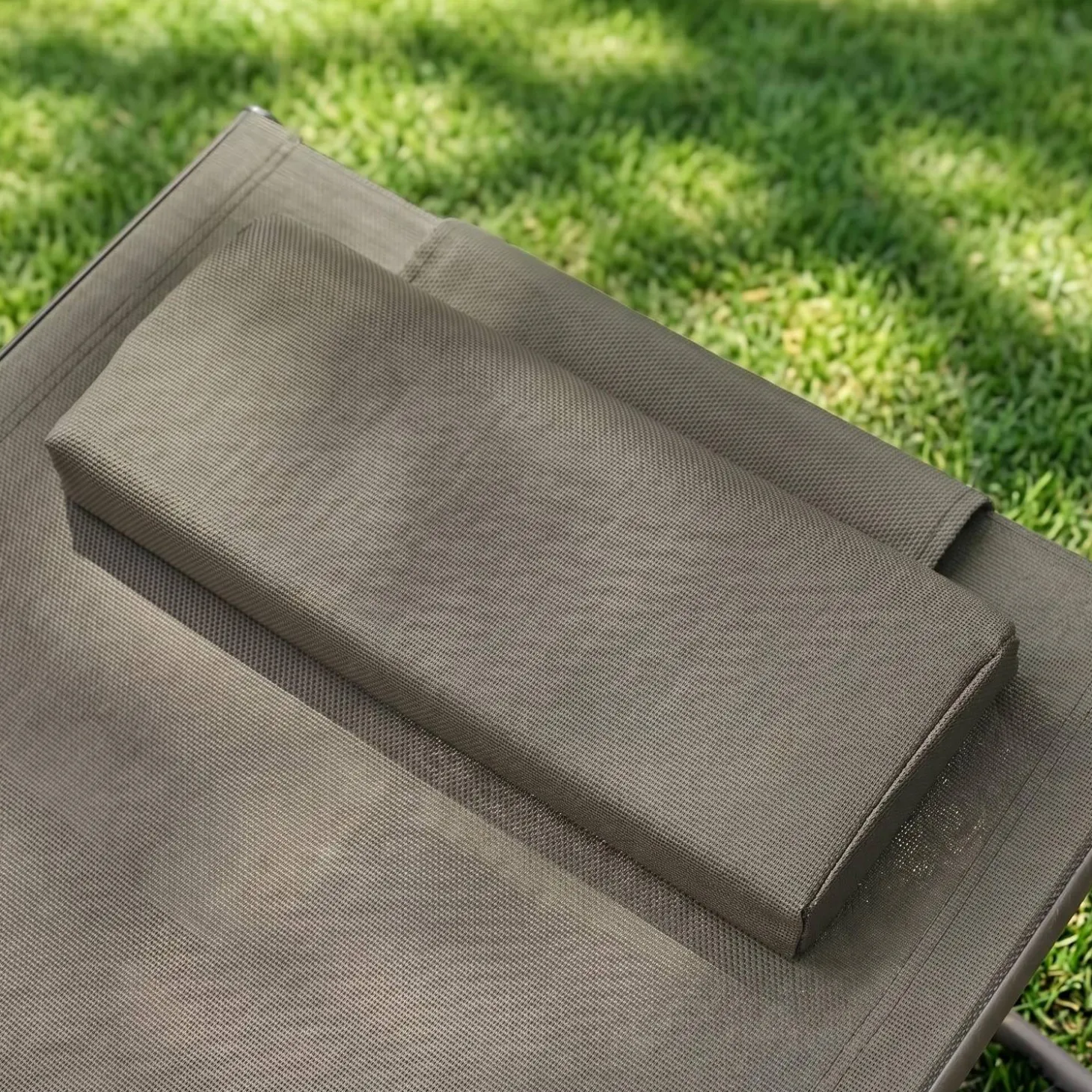 Stapelbare ligstoelen met meerdere posities, hoofdkussen en wieltjes (set van 2)