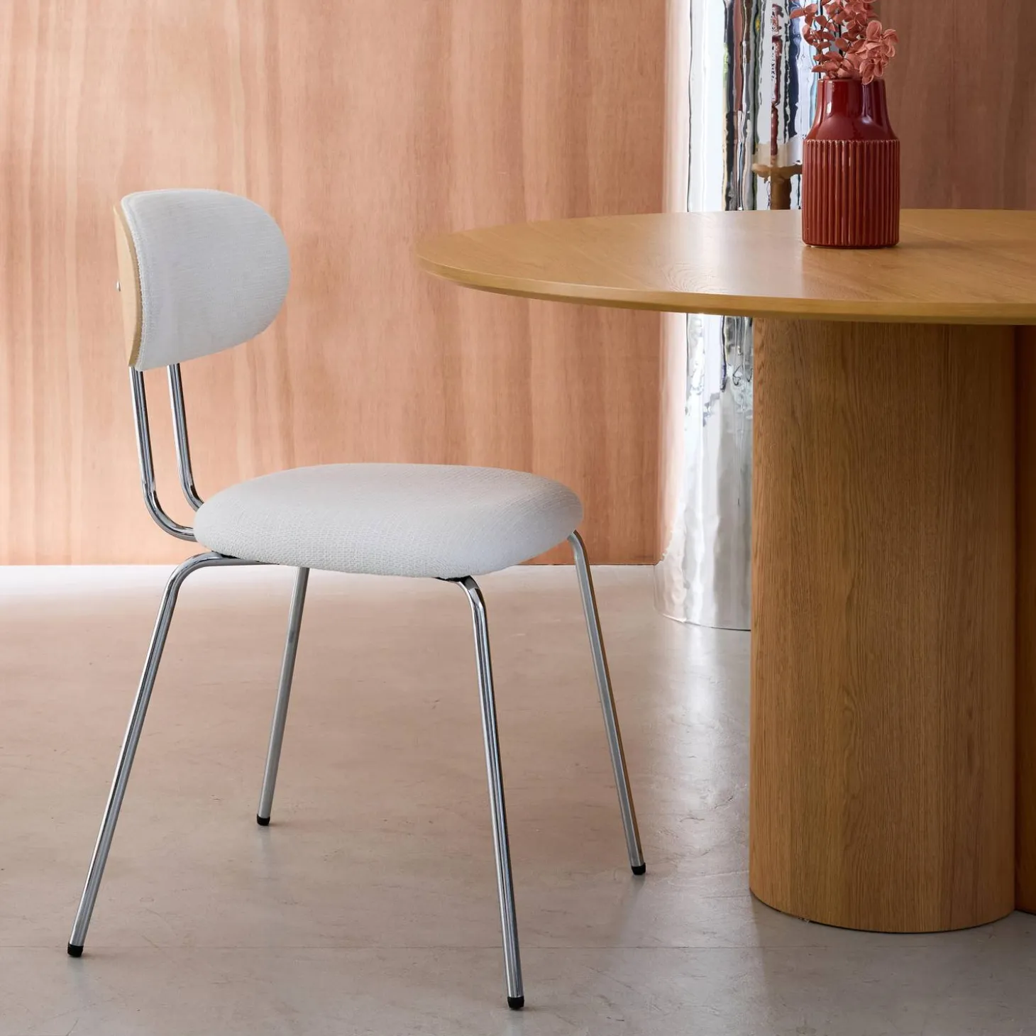 Stoel met gebogen eikenhoutdecor chromen metalen poten en waterafstotende stof