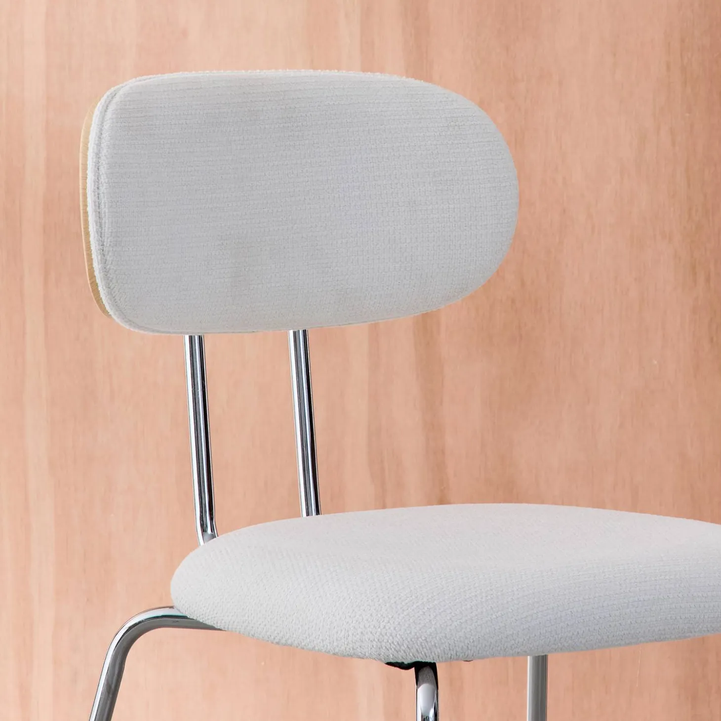 Stoel met gebogen eikenhoutdecor chromen metalen poten en waterafstotende stof