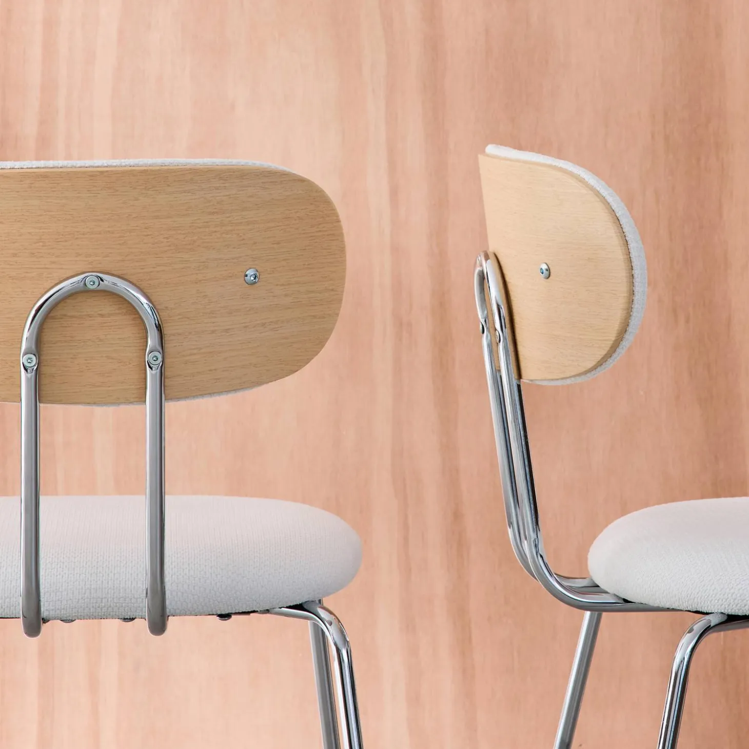 Stoel met gebogen eikenhoutdecor chromen metalen poten en waterafstotende stof