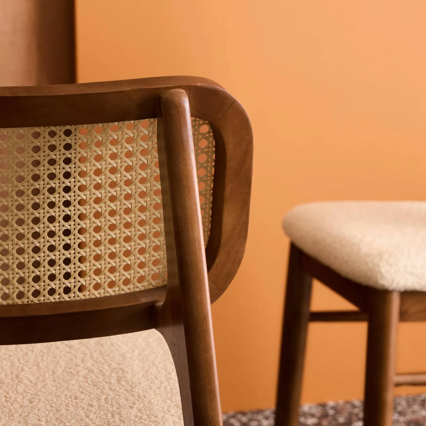 Stoel van walnootkleurig hout rotan en bouclé (set van 2)