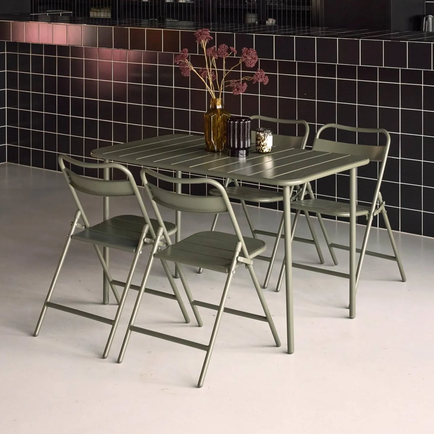 Tuintafel + 4 opklapbare stoelen metaal