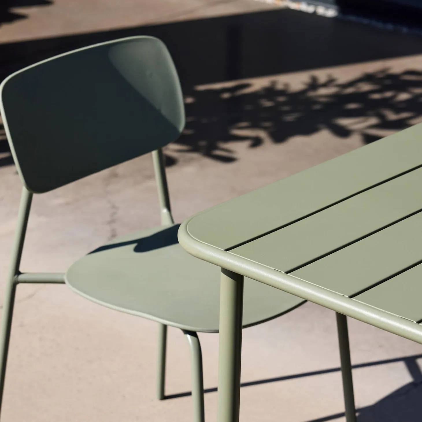 Tuintafel + 2 stoelen metaal