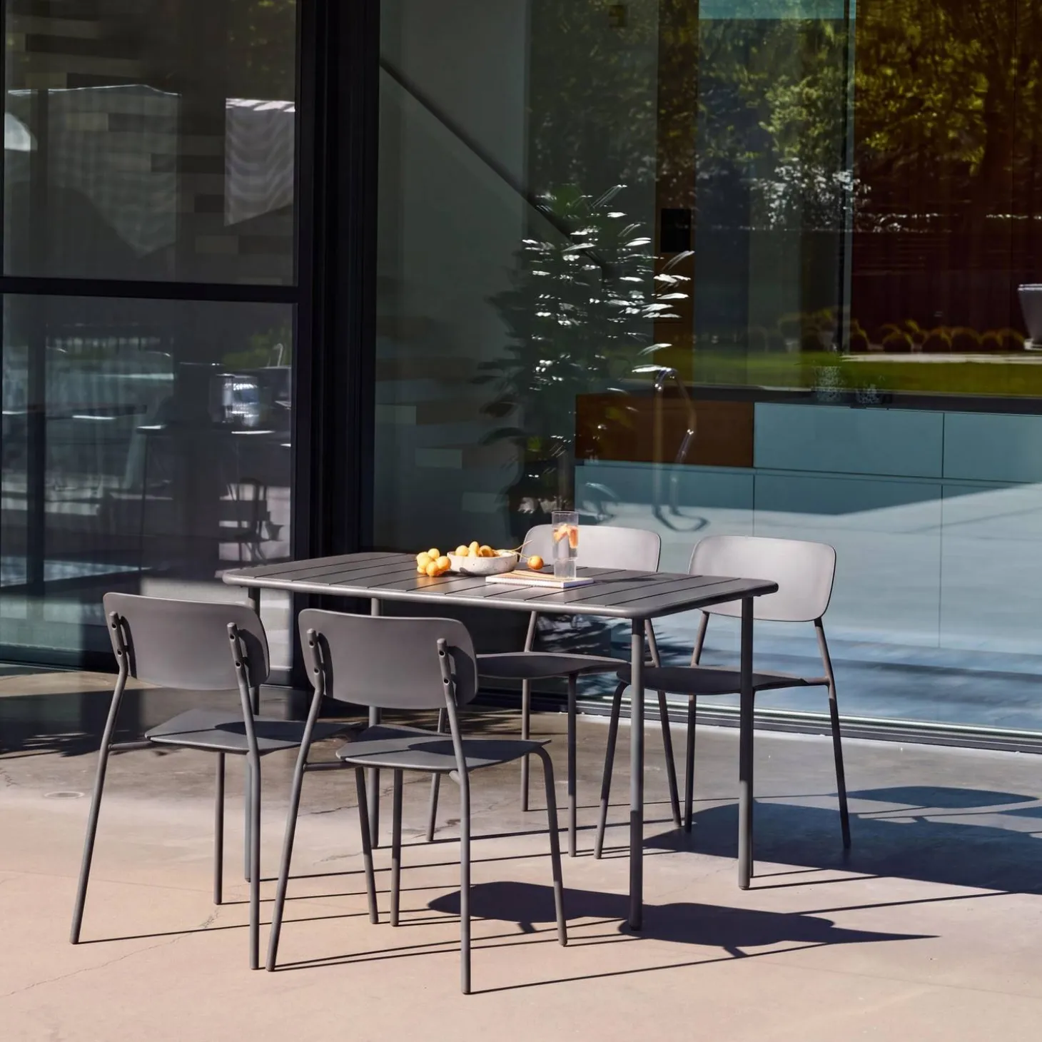 Tuintafel + 4 stoelen metaal