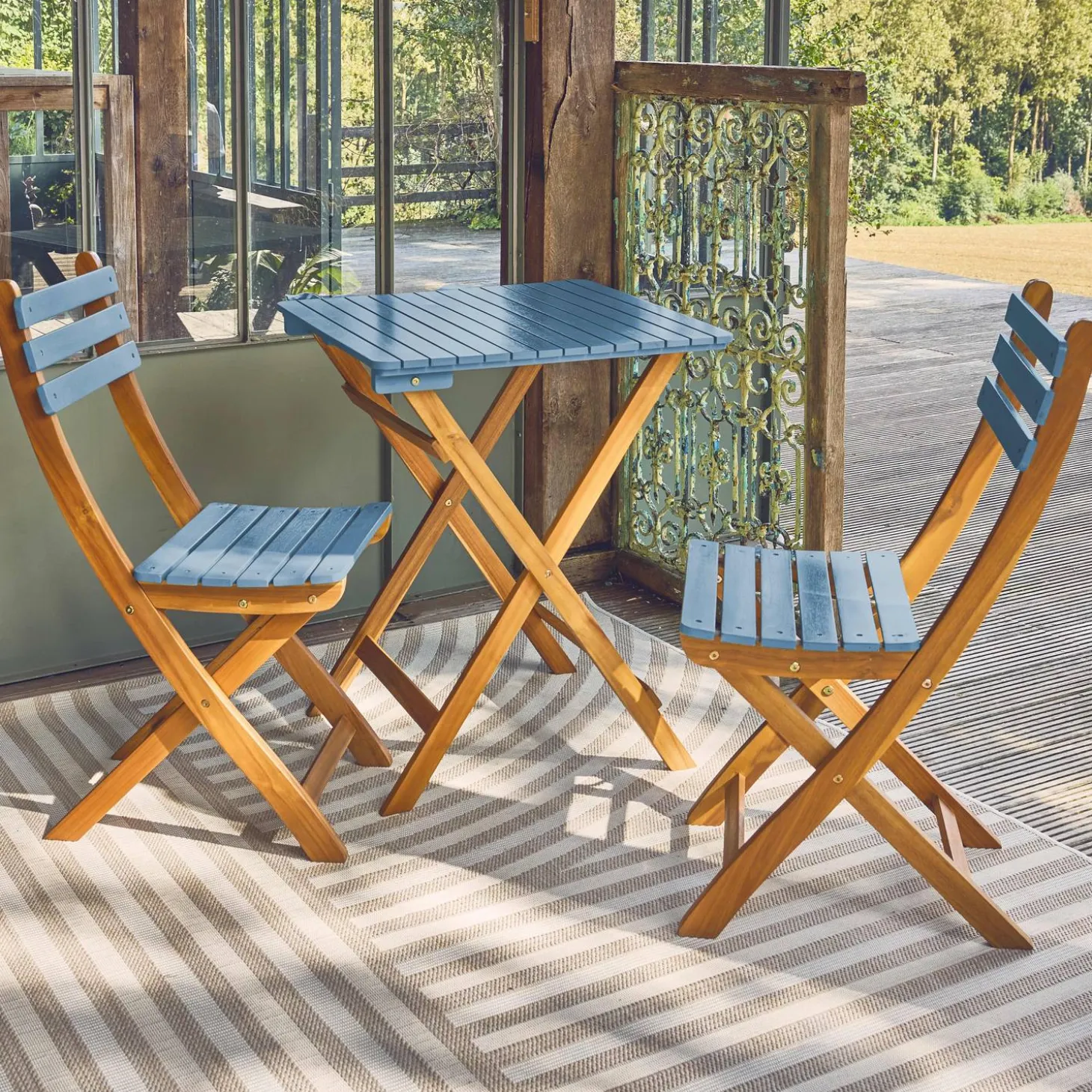 Tuintafel van hout met 2 opklapbare stoelen
