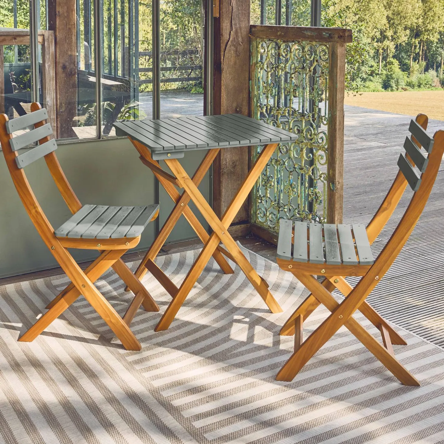 Tuintafel van hout met 2 opklapbare stoelen