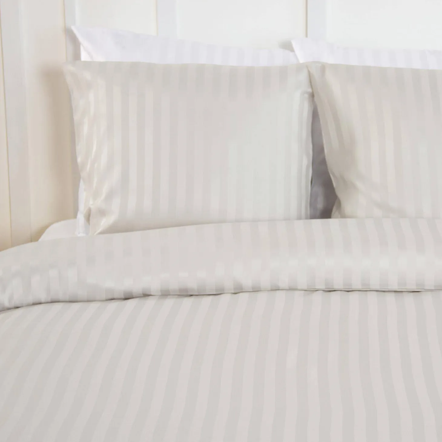 Tweepersoons polyester satijn-effect beddengoed met fijne strepen beige
