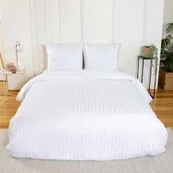 Tweepersoons polyester satijn-effect beddengoed met fijne strepen wit