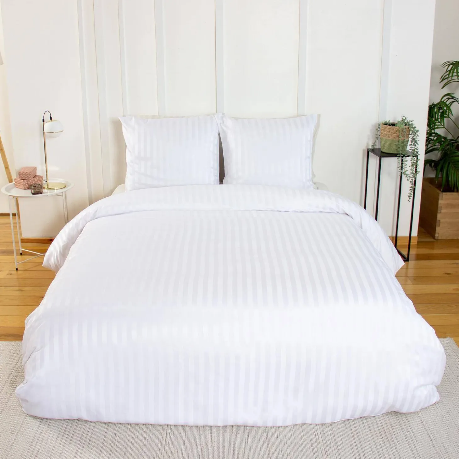 Tweepersoons polyester satijn-effect beddengoed met fijne strepen wit