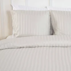Tweepersoons polyester satijn-effect beddengoed met fijne strepen beige