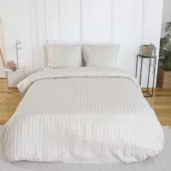 Tweepersoons polyester satijn-effect beddengoed met fijne strepen beige