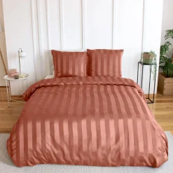 Tweepersoons polyester satijn-effect beddengoed met fijne strepen rood