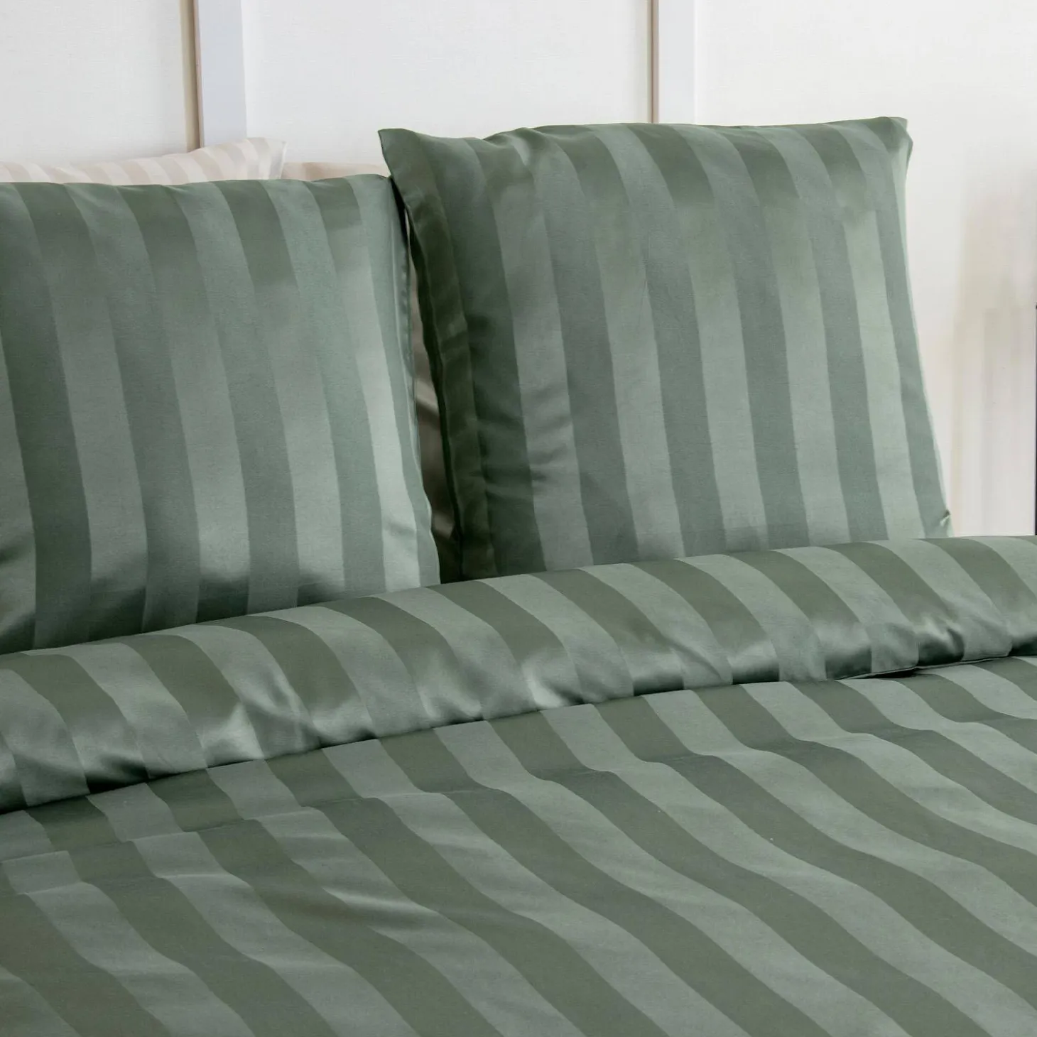Tweepersoons polyester satijn-effect beddengoed met fijne strepen groen