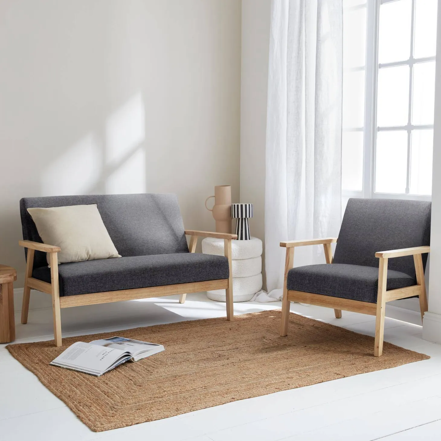 Tweezits bankje en fauteuil van hout met stoffen zitting