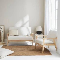 Tweezits bankje en fauteuil van hout met bouclé zitting