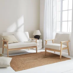 Tweezits bankje en fauteuil van hout met bouclé zitting