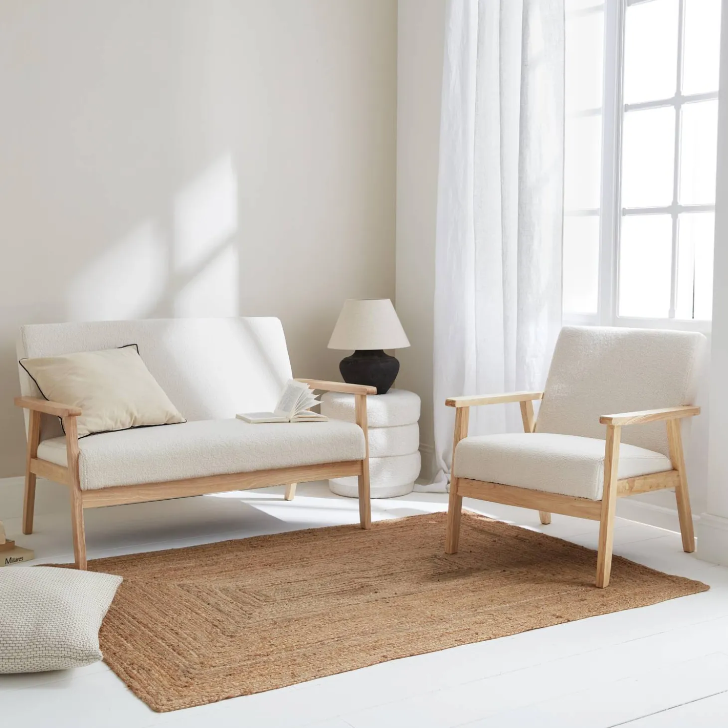 Tweezits bankje en fauteuil van hout met bouclé zitting