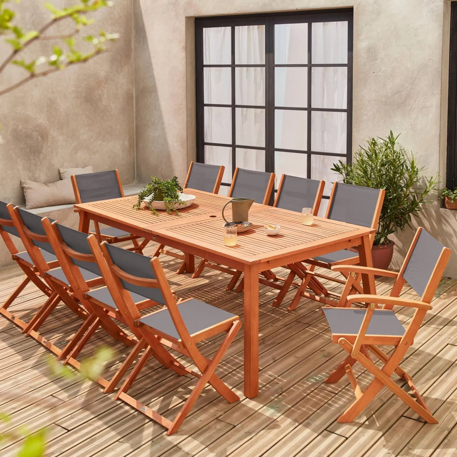 Uitschuifbare houten tuintafel met 10 stoelen