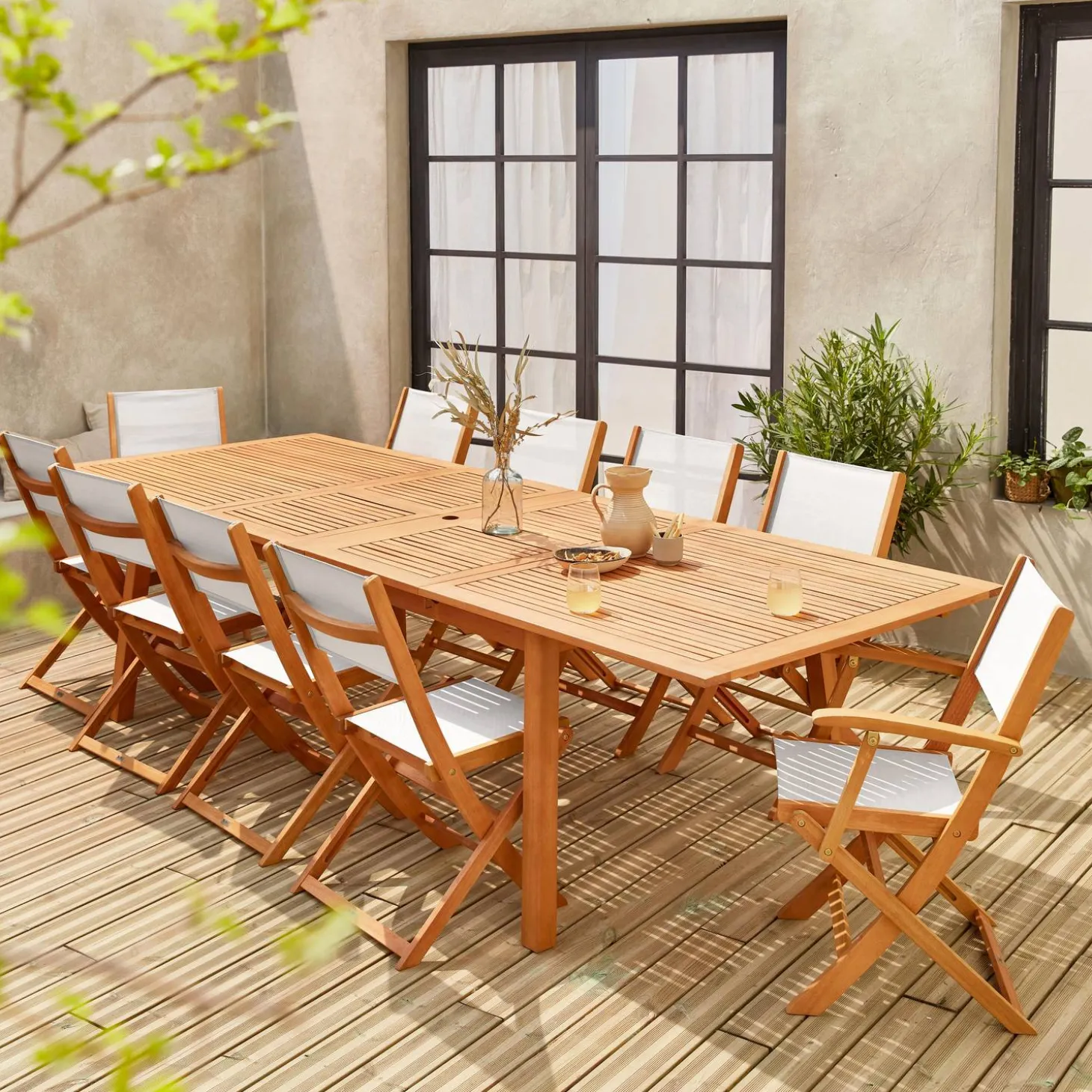 Uitschuifbare houten tuintafel met 10 stoelen