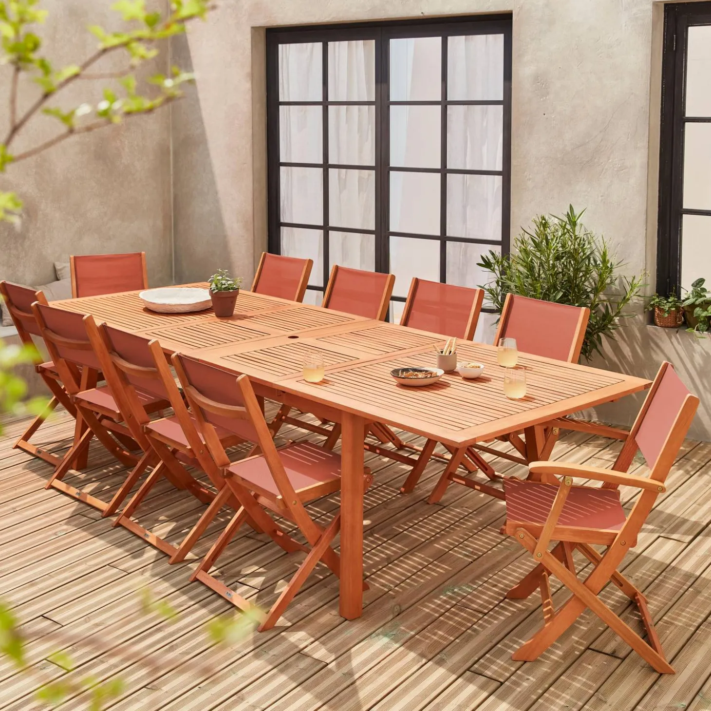 Uitschuifbare houten tuintafel met 10 stoelen